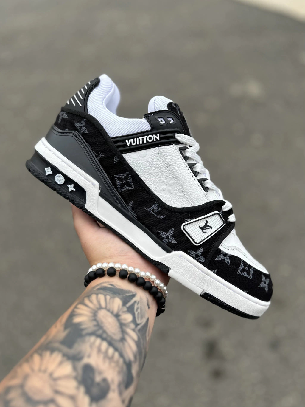 LOUIS VUITTON TRAINER PRETO E BRANCO