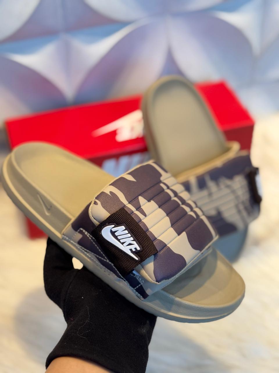 CHINELO NIKE BEGE