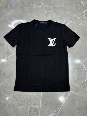 Camiseta Louis Vuitton Preta Com detalhes nas costas