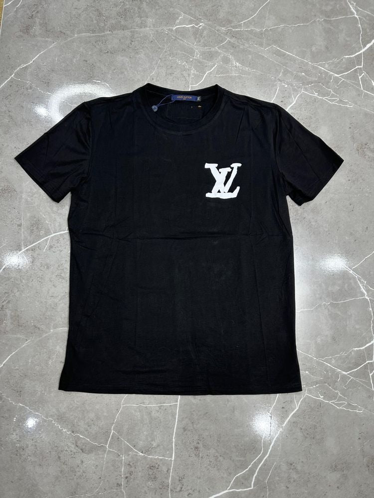 Camiseta Louis Vuitton Preta Com detalhes nas costas