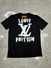 Camiseta Louis Vuitton Preta Com detalhes nas costas