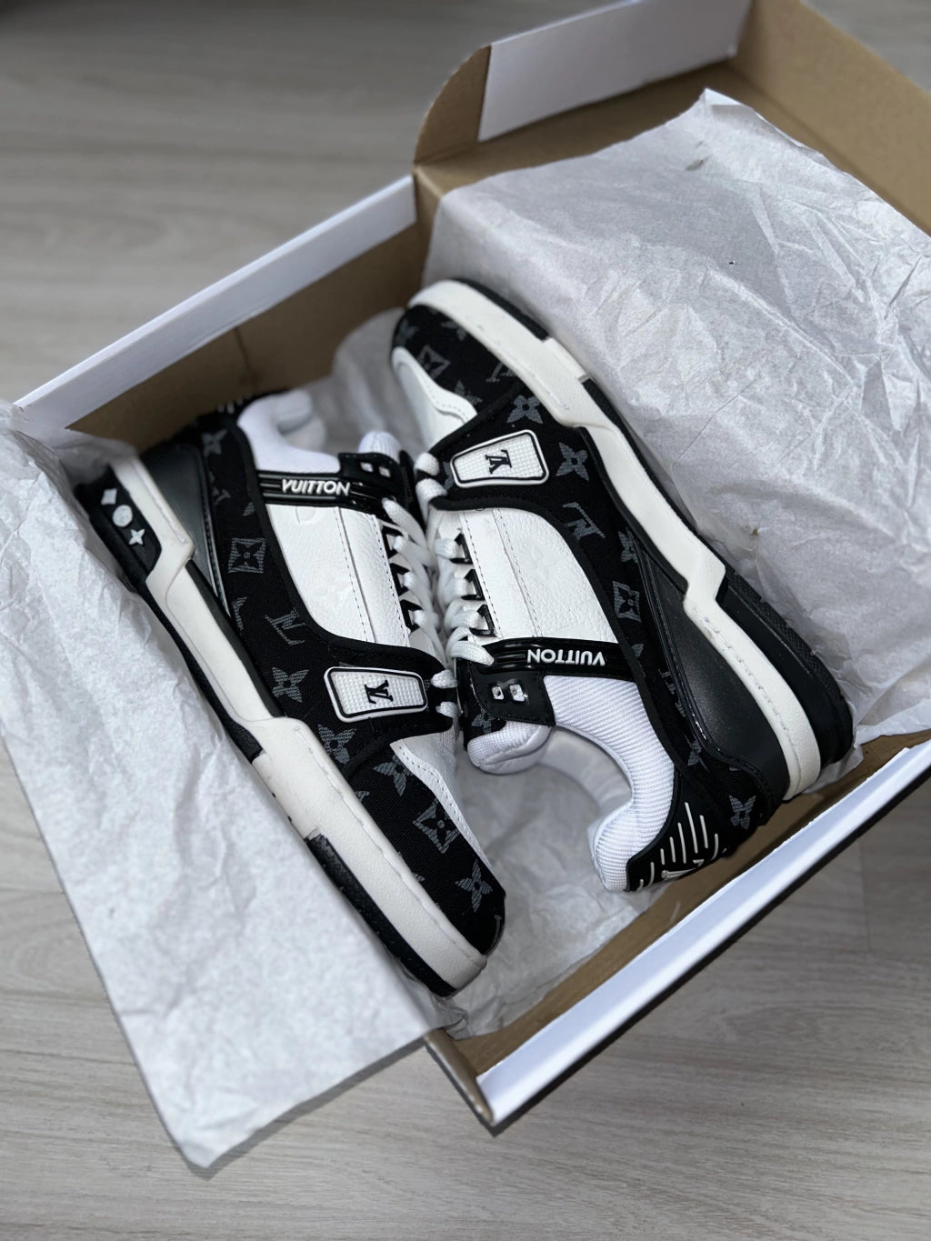 LOUIS VUITTON TRAINER PRETO E BRANCO