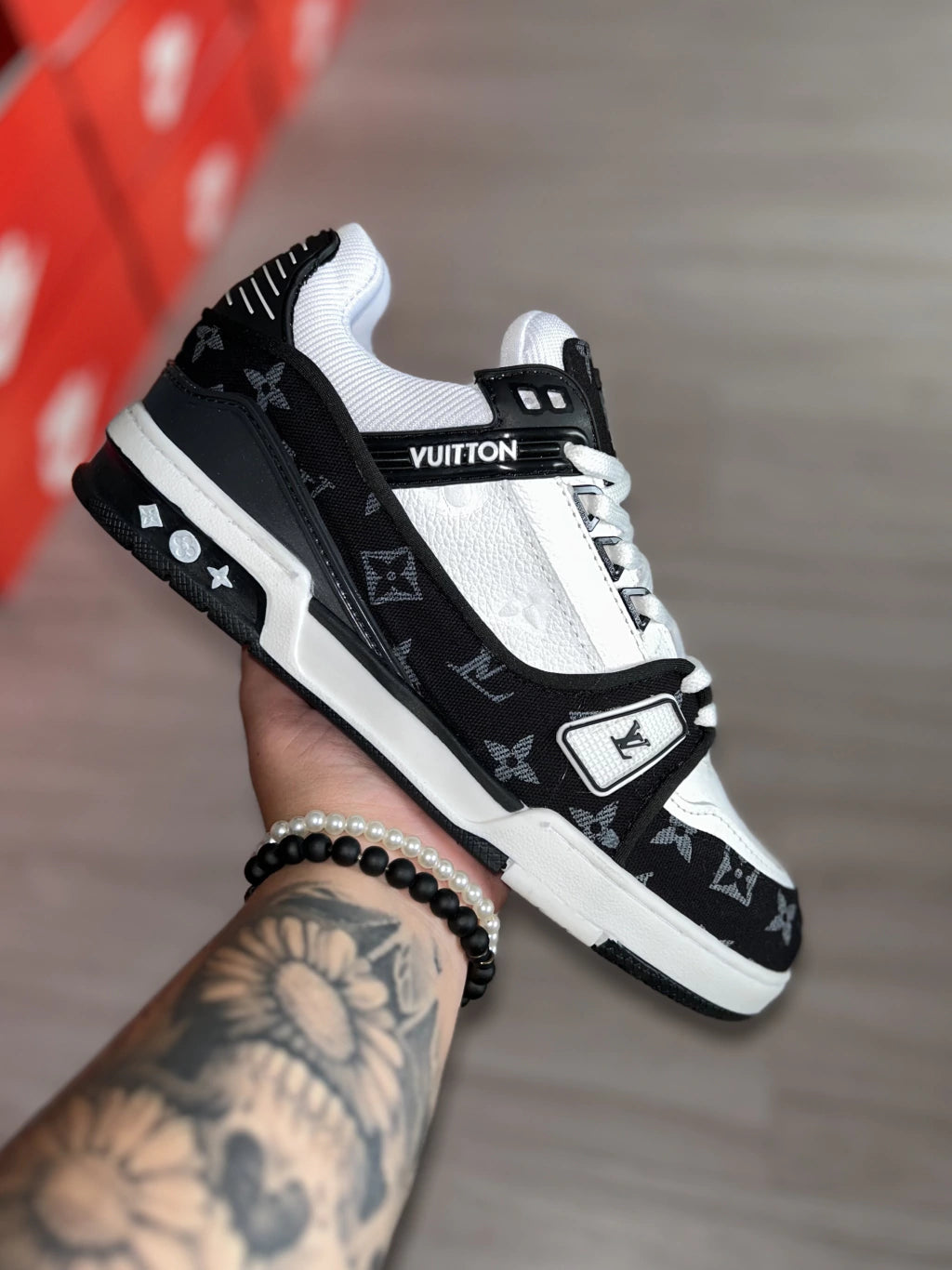 LOUIS VUITTON TRAINER PRETO E BRANCO