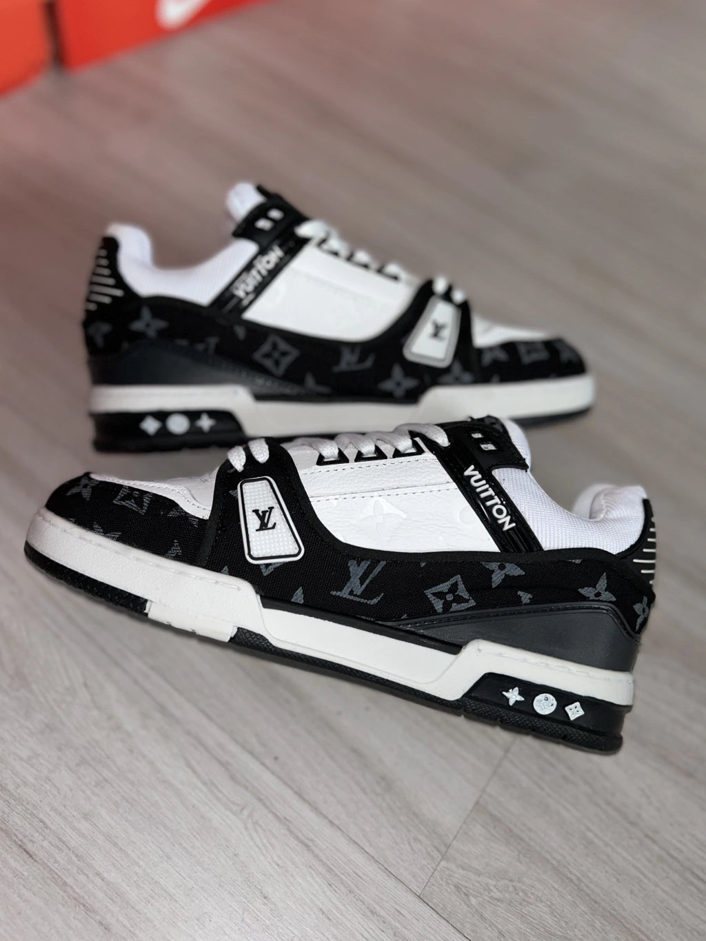 LOUIS VUITTON TRAINER PRETO E BRANCO