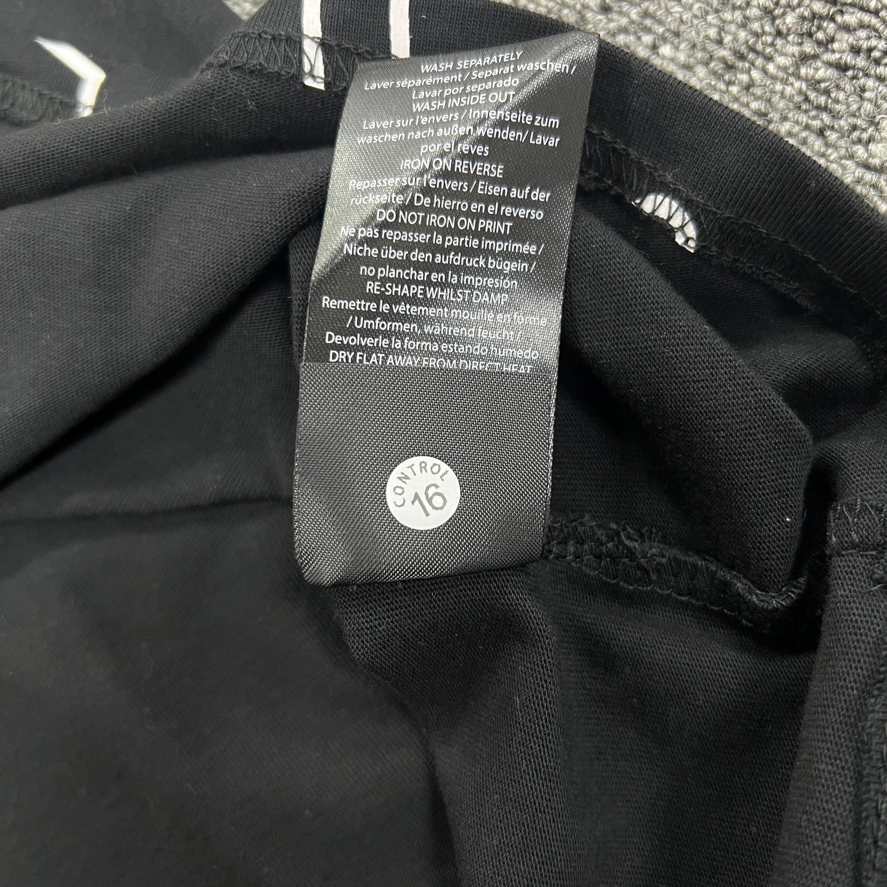 Camiseta Syna World Outline Tee Black