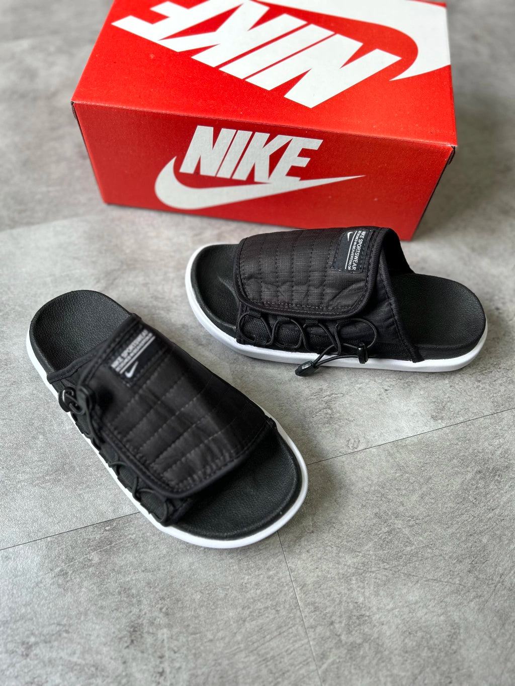 CHINELO NIKE ASUNA PRETO/BRANCO